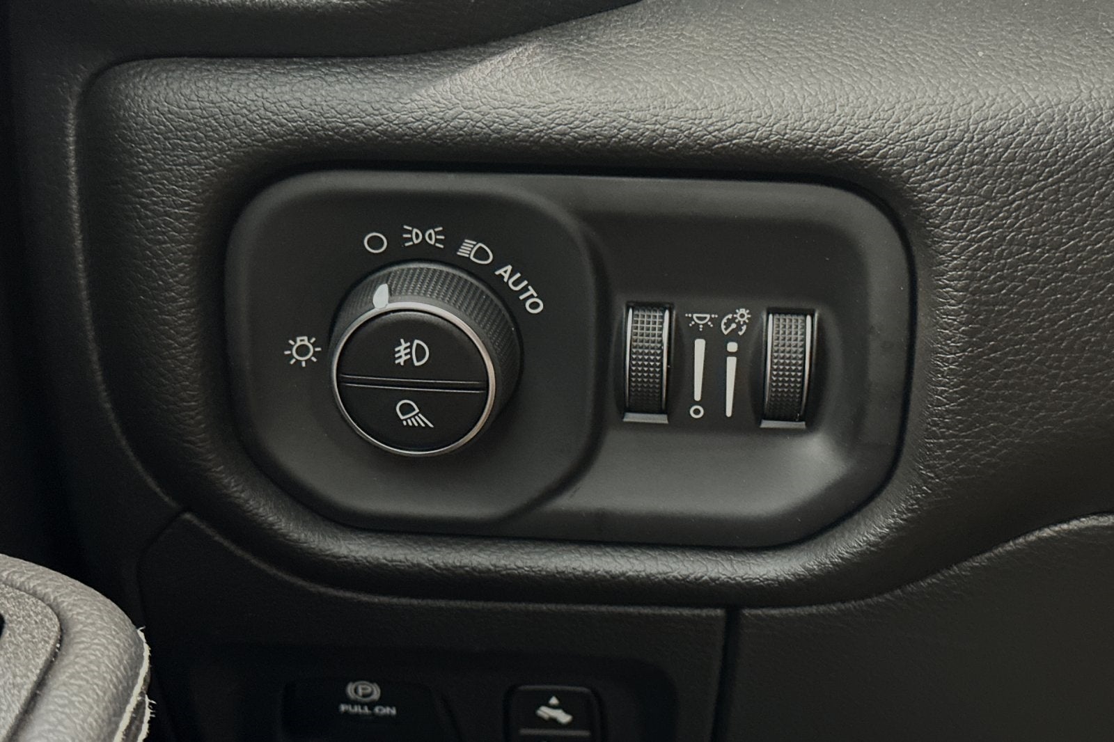 2025 RAM Ram 1500 RAM 1500 LARAMIE CREW CAB 4X4 5'7' BOX