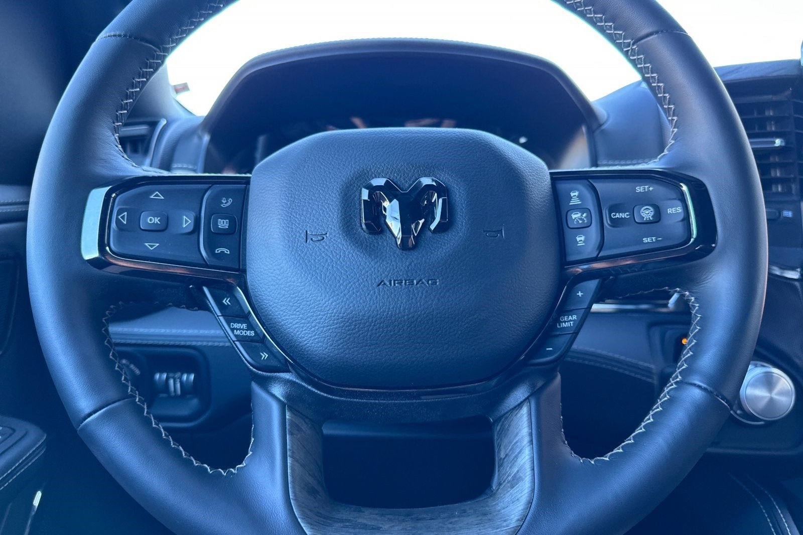 2025 RAM Ram 1500 RAM 1500 LIMITED CREW CAB 4X4 6'4' BOX