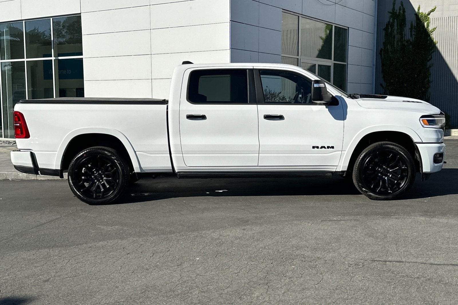 2025 RAM Ram 1500 RAM 1500 LIMITED CREW CAB 4X4 6'4' BOX
