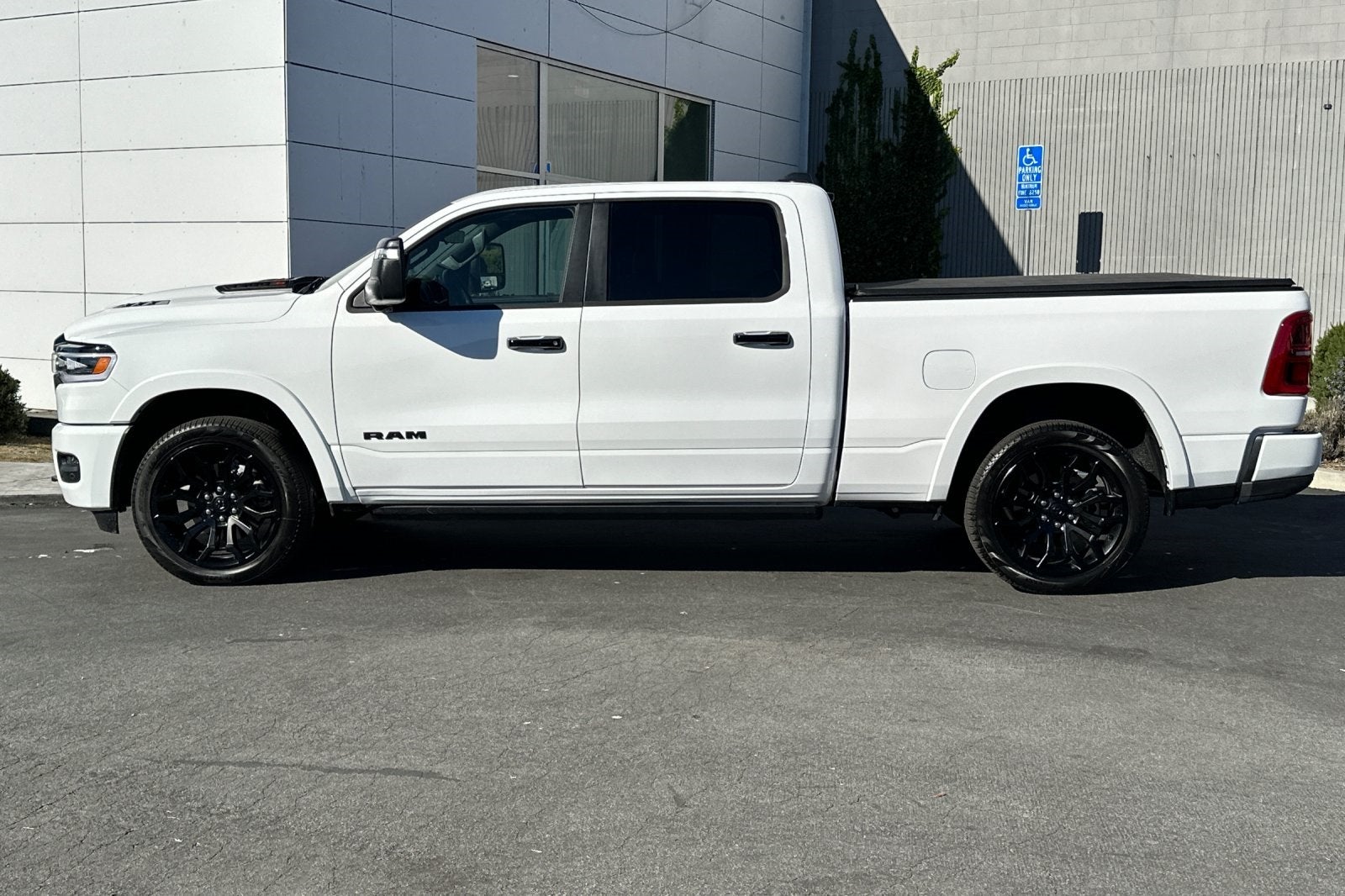 2025 RAM Ram 1500 RAM 1500 LIMITED CREW CAB 4X4 6'4' BOX